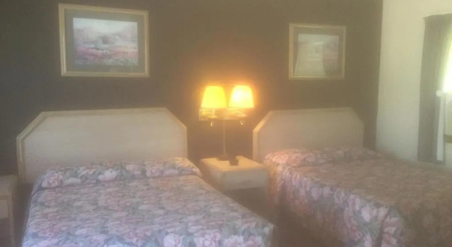 Twin Pine Motel, Buchen Sie Motel Tipton Missouri