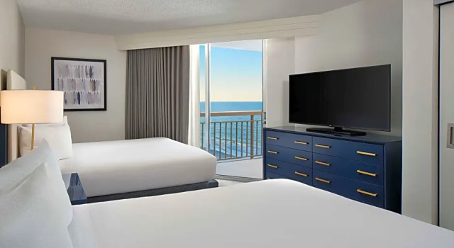 Четырёхместный люкс Accessible с видом на океан Embassy Suites by Hilton Myrtle Beach Oceanfront Resort