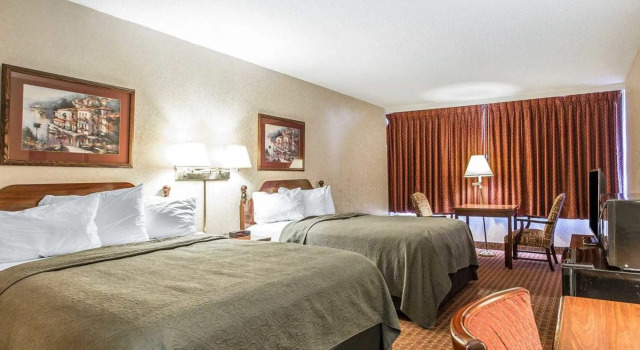 Quality Inn Coliseum, Rezervovat Hotel Winston-Salem Severní Karolína