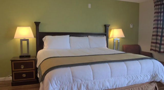 Кровать в общем номере Carrier Motor Lodge