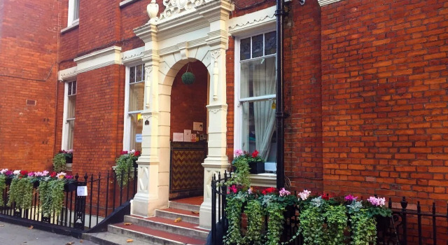Barkston Rooms Earl's Court (formerly Londonears Hostel), Забронировать Отель Кенсингтон и Челси Лондон, рядом с Художественный центр Mosaic Rooms