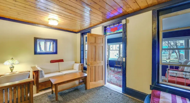 0601: Downtown Salida Cottage w/ Fireplace + Yard, Rezerwuj Dom wakacyjny Hotele w Salida z parkingiem, Parking