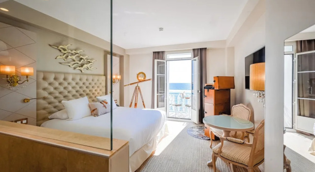 Номер Deluxe с балконом и с видом на море Grand Hotel Des Sablettes Plage, Curio Collection By Hilton