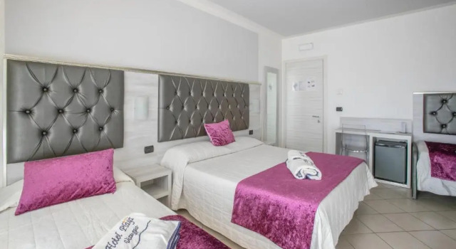 Четырёхместный номер Standard с балконом и с видом на море Hotel Playa
