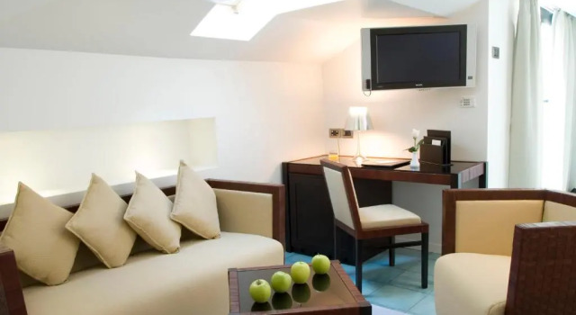 Полулюкс Club House Hotel