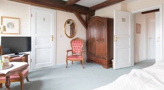 Hotel Kavaliershaus/Schloss Bad Zwesten, Забронировать Отель Отели Бад-Цвестен с парковкой, Парковка