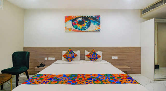 Номер Executive FabHotel SSR Fern Suites - 100M from GSM Mall Madeenaguda