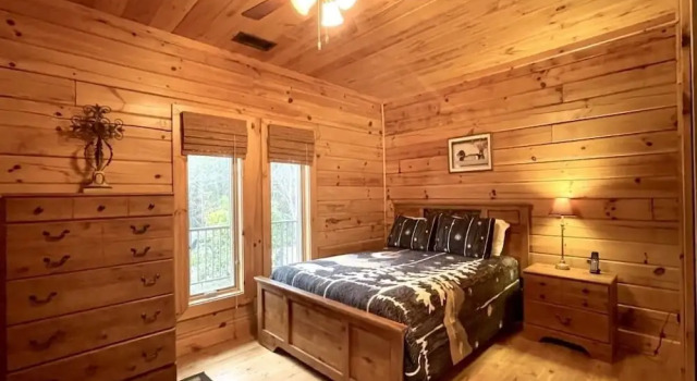A true log cabin with 360 degree mountain views - Pet and Motorcycle friendly! 5 Bedroom Cabin by RedAwning, Book Hotel 3-stjernede hoteller i Ducktown, 3*