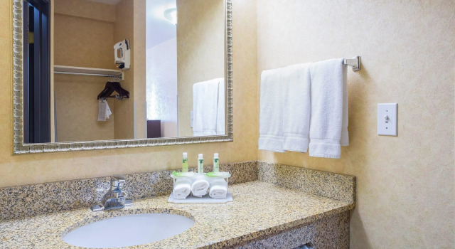 Четырёхместный номер Standard Holiday Inn Express Layton - I-15 by IHG