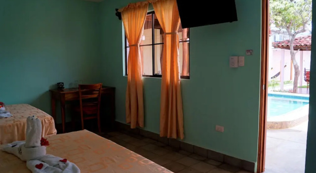 Кровать в общем номере Hotel Kekoldi de Granada