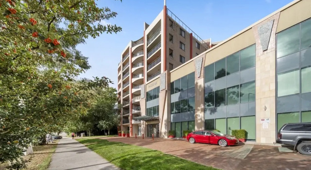 Inner-city 2-bed With Parking, Pool, Gym & BBQ