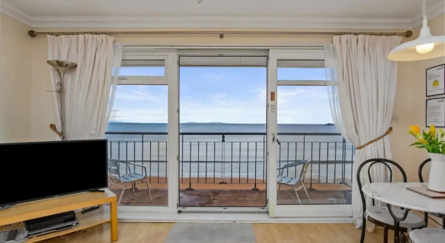 Апартаменты On The Beach - Direct Beach Access Sea Views