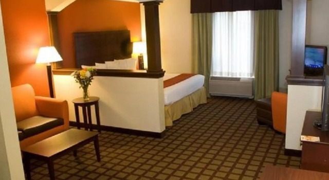 Holiday Inn Express Hotel & Suites Chicago-Algonquin by IHG, Book Hotel Algonquin Chicago Metropolitan Area