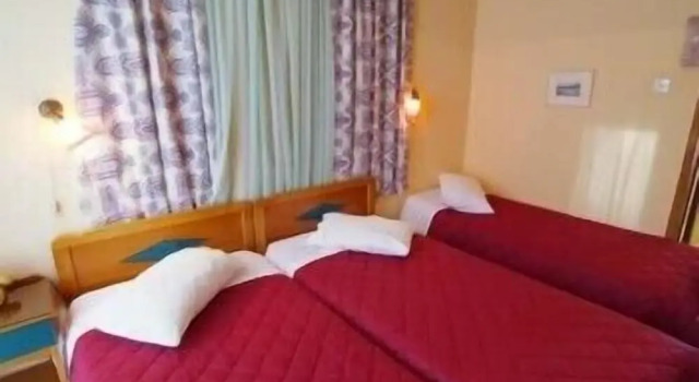 Трёхместный номер Standard с балконом и с видом на город Hotel Varonos