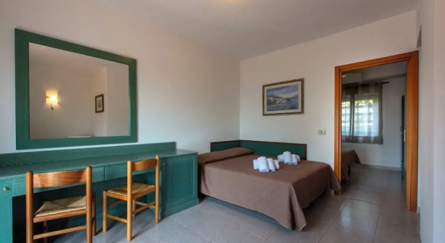 Четырёхместный семейный номер Standard с балконом Villaggio Alkantara