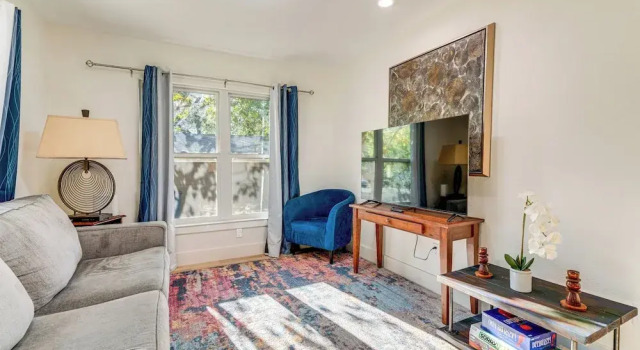 Коттедж 4 Mi to UT Austin: Bright & Modern Family Home