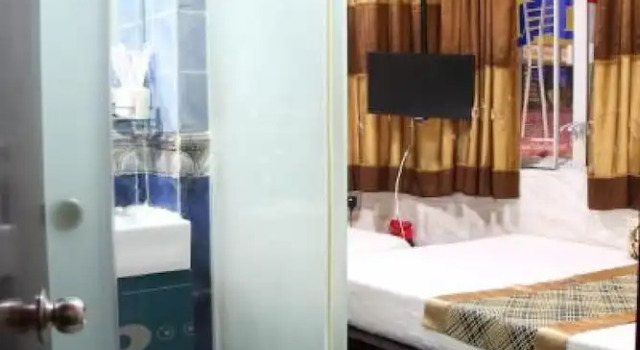 Room in Guest Room - Standard Family Room Mere Steps Away From Mira Place 1, Boek Pension Kowloon Hongkong, in de buurt van The ONE