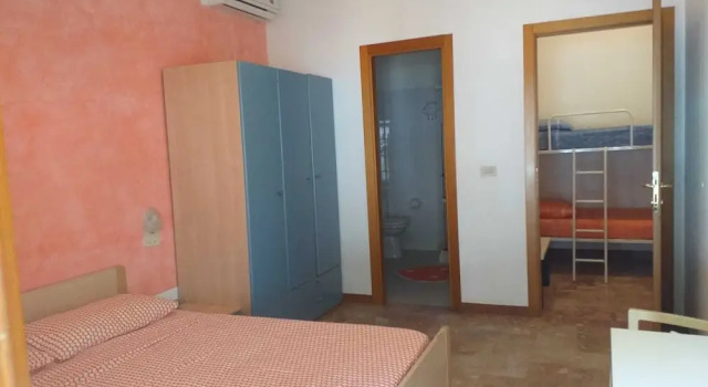 Room in B&B - Quadruple Room Just Steps From the sea - Ideal for a Relaxing Vacation, Prenota Bed & breakfast Pineto 