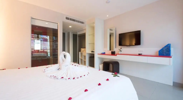Двухместный номер Deluxe с балконом Alfresco Phuket Hotel