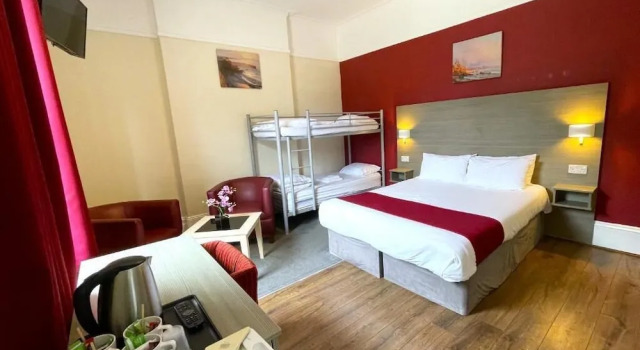 Семейный номер Standard The Piccadilly Hotel