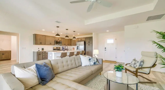 Home w/ Lanai + Community Perks in The Villages!, Book Hotel Hoteller i Leesburg med pool, Swimmingpool