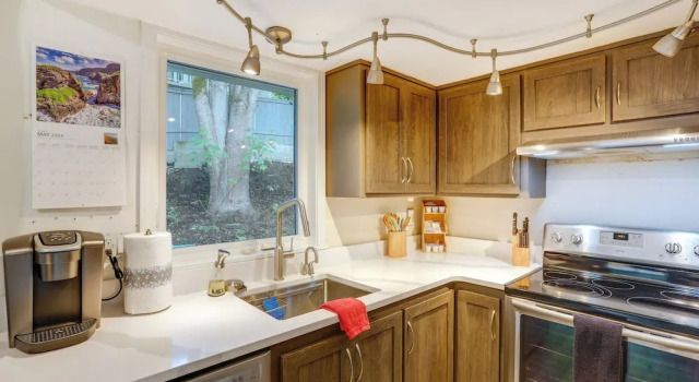Коттедж Pet-friendly Sammamish Home w/ Deck ~ 3 Mi to Lake