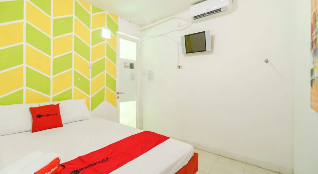 RedDoorz Syariah near Pangkal Balam Port Bangka, Rezerwuj Hotel Pangkalpinang Sumatra