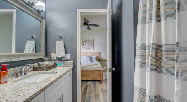 Коттедж с 2 комнатами Peaceful Lady Lake Home w/ Screened-in Porch!