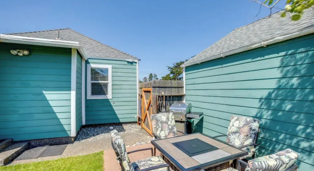 Коттедж Walk to Gold Beach: Charming Cottage w/ Yard!