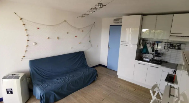 TRES JOLI STUDIO CABINE les pieds dans l'eau AVEC VUE sur le canal.