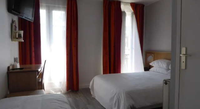Кровать в общем номере Hotel De Paris Saint Georges
