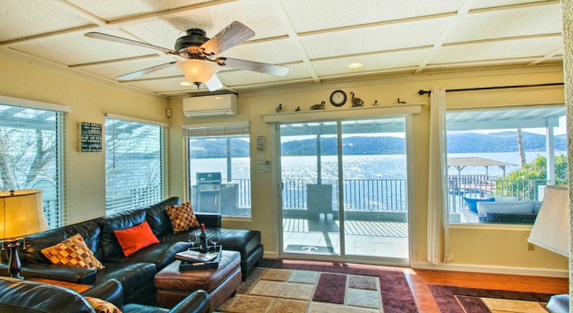 Коттедж с 2 комнатами с балконом Lakefront Retreat w/ Dock, Paddle Boards & Kayaks!