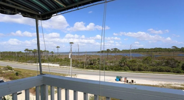 Трёхместный коттедж с балконом Beach Therapy on the Cape Apartment 3 Bedroom