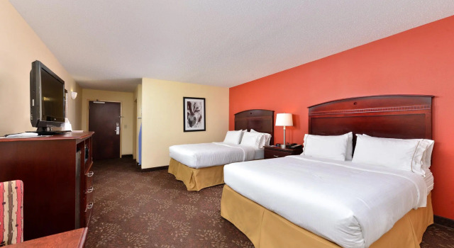 Четырёхместный номер Standard Holiday Inn Express White House by IHG