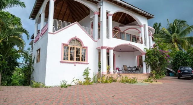 BurgAnn Villa, Забронировать Вилла Отели Монтего-Бэй с парковкой, Парковка