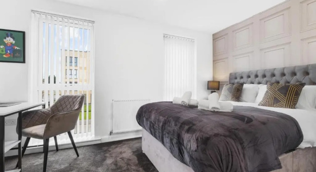 Luxury 2 Bed House City Centre ✘ BBQ & GARDEN ☆ FAMILY FRIENDLY→ Swingball & Outdoor Furniture - FREE PARKING → With 50 Inch Smart TV, FREE NETFLIX & WIFI ✘ Comfy Seating Area - BY MAEVELA®