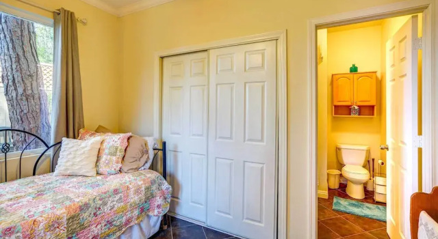 Fallbrook Vacation Rental: 3 Mi to Wineries, Забронировать Отель Отели Фоллбрук с парковкой, рядом с Grand Tradition Estate and Gardens, Парковка