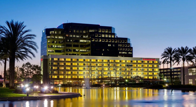 Lakeside Orange County Airport Hotel