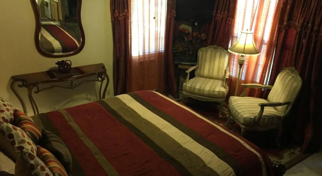 Arrowhead Tree Top Lodge, Забронировать Отель Отели Лейк-Эрроухед с бассейном, рядом с Виллидж-Бэй, Бассейн