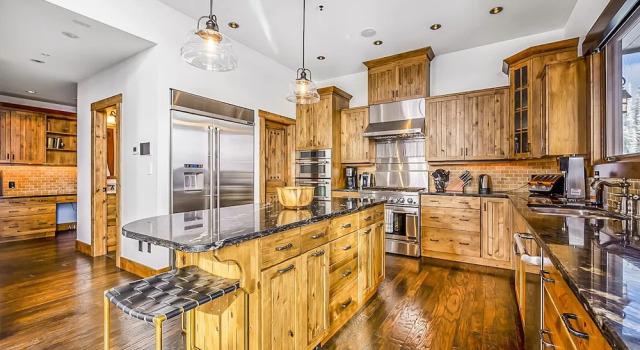 Шале Luxury Inuksuk Lodge 4800 sq ft of Excellence