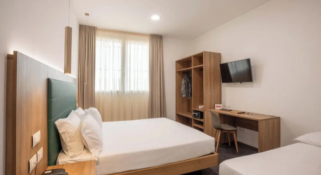 Трёхместный номер Standard V Hotel