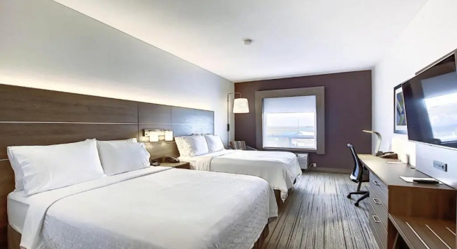 Четырёхместный номер Standard Holiday Inn Express Airport Calgary by IHG