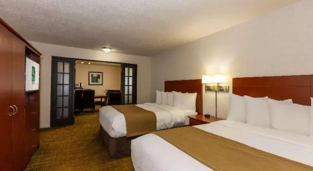 Номер Standard Quality Inn & Suites