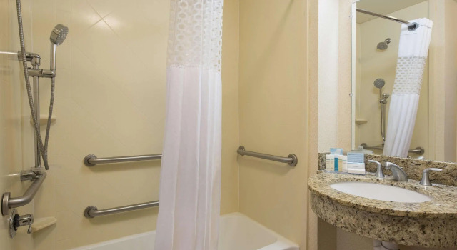 Четырёхместный номер Standard Hampton Inn & Suites Hartford-Manchester