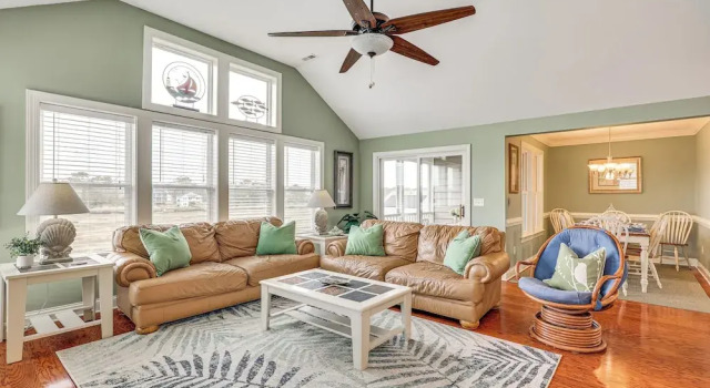 Коттедж Steps to Beach: Gem w/ Views & Dock in Oak Island