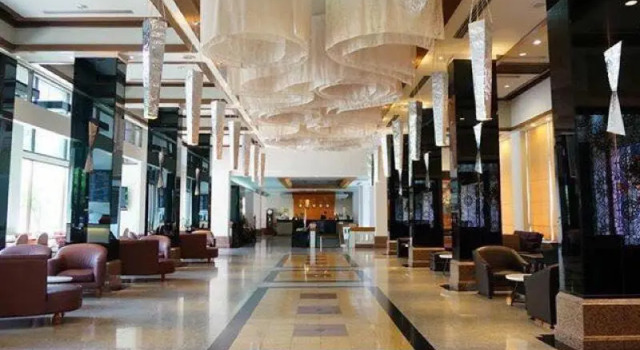 Кровать в общем номере Songphanburi Hotel