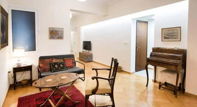 Elegant 3 bd apt, in the most prestigious area.