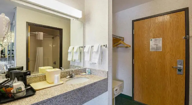 Люкс Standard Quality Inn & Suites Belmont - Platteville