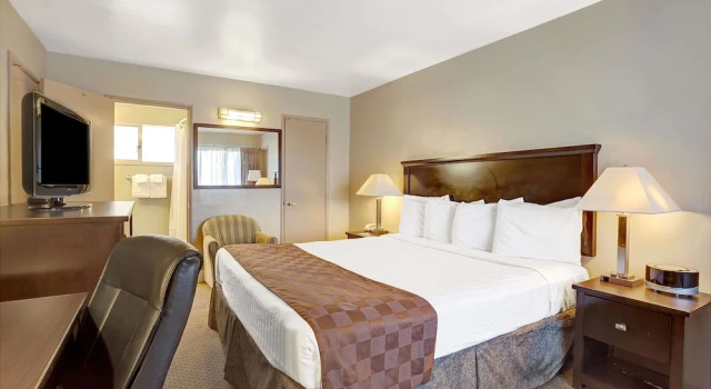 Четырёхместный номер Standard Travelodge by Wyndham Everett City Center