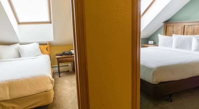 Номер Standard Bright Winter Stay W/skylight 2br/ba Short Stroll To Main St 2 Bedroom Condo by RedAwning